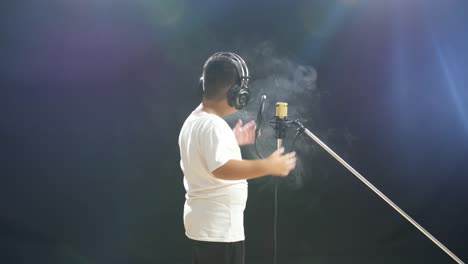 joven cantante grabando en el estudio
