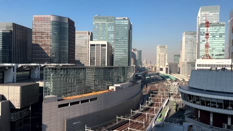 Paisaje-Urbano-De-Tokio-Con-Edificios-Modernos,-Cielo-Despejado,-Nadie,-Durante-El-Día,-Arquitectura-Urbana,-Plano-Amplio