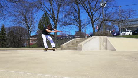 El-Hombre-Salta-Por-Unas-Escaleras-En-Su-Patineta.