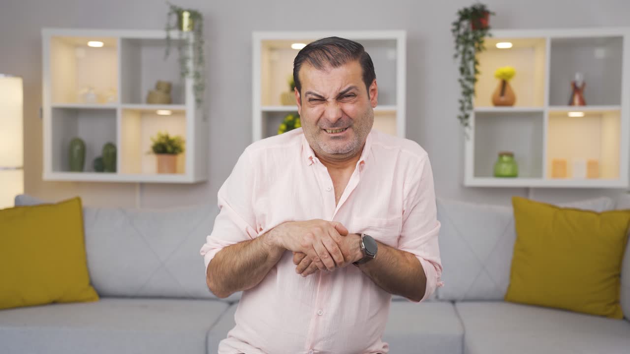 reacción de miedo del hombre mirando a la cámara. hombre cobarde.