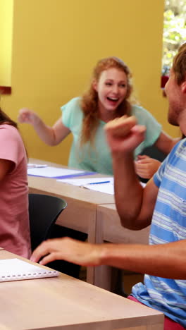 estudiantes sentados en el aula y animando