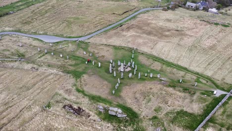 Drohnenaufnahme-Der-Callanish-Menhire-Aus-Der-Vogelperspektive