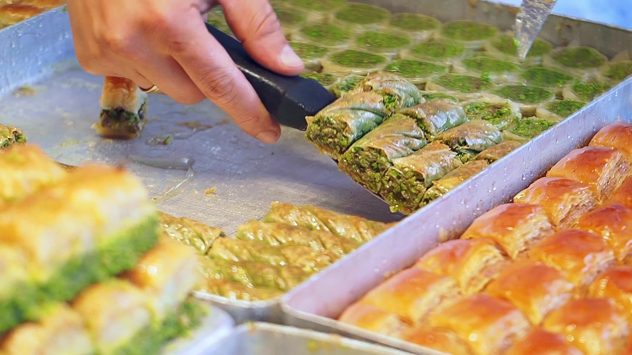 Chef de Pastelaria Servindo Baklava Tradicional em uma Confeitaria