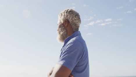 Älterer-Afroamerikanischer-Mann-Schaut-Am-Sonnigen-Strand-Weg