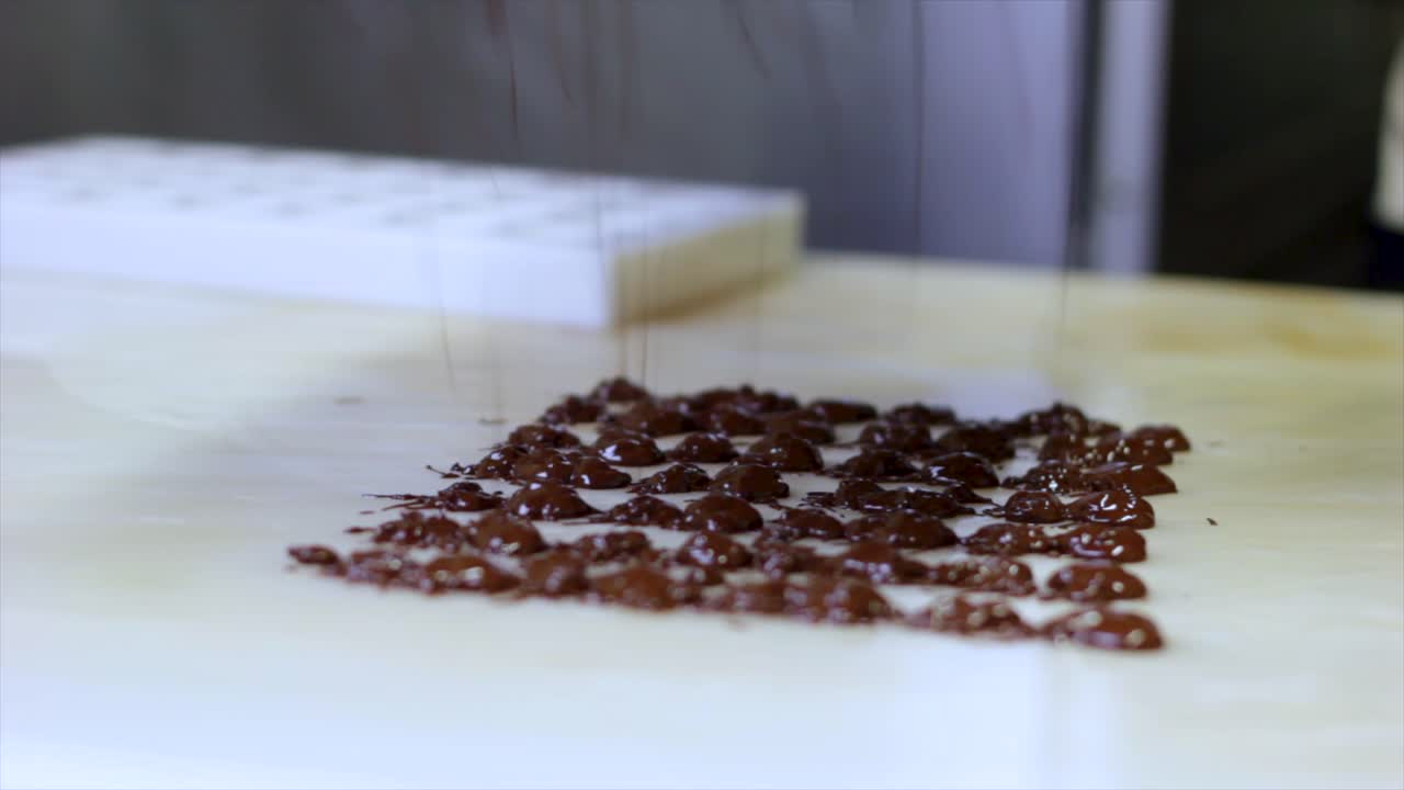 녹은 초콜릿 방울과 테이블 천연석에 잘 흐릅니다.