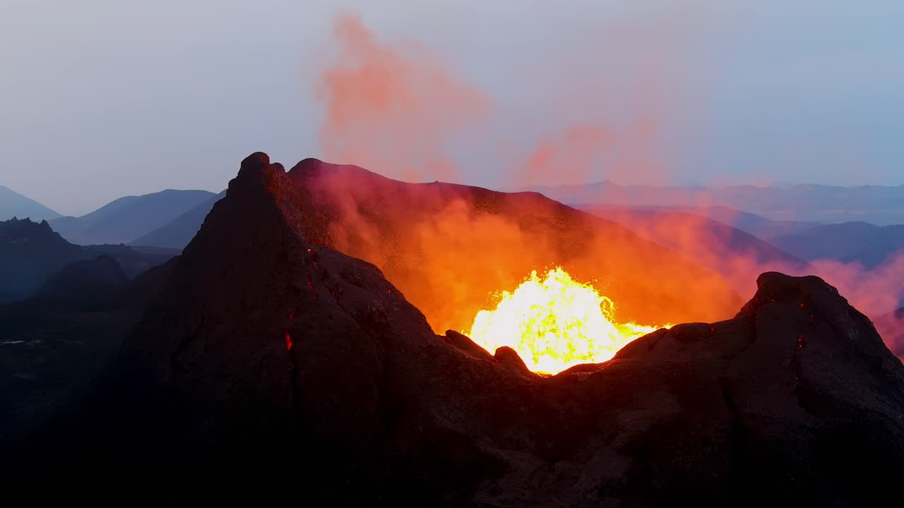 아이슬란드의 reykjanes 반도에서 fagradalsfjall 화산 화산 폭발 폭발에서 분화구의 야간 촬영