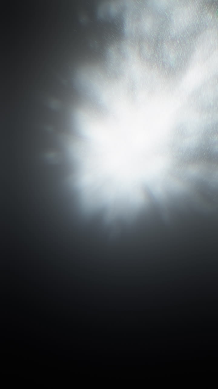 Cometa girando através da galáxia com partículas de gelo derretido. Objeto extraterrestre abstrato e brilhante no espaço profundo. Renderização em animação 3D do 3i Atlas. Formato vertical 9:16