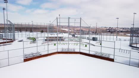 Inclinar-Hacia-Abajo-El-Tope-Del-Campo-De-Béisbol-Y-Softbol-Durante-El-Invierno-Con-Nieve,-Antena