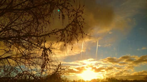 Ein-Sonnenuntergang-An-Einem-Frühlingstag-Auf-Einem-Feld