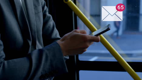hombre de negocios montando un autobús mientras envía mensajes de texto