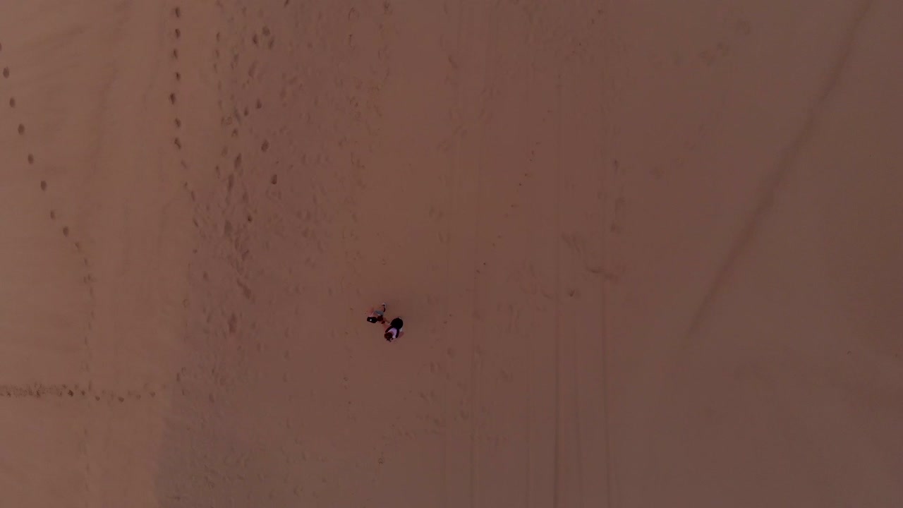 손길이 닿지 않은 모래와 흐린 하늘-1이 있는 베트남의 외딴 모래 언덕 위로 황금빛 일출의 영화적 공중 드론 샷