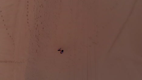 toma aérea cinematográfica de un amanecer dorado sobre las remotas dunas de vietnam con arena intacta y cielo nublado-1