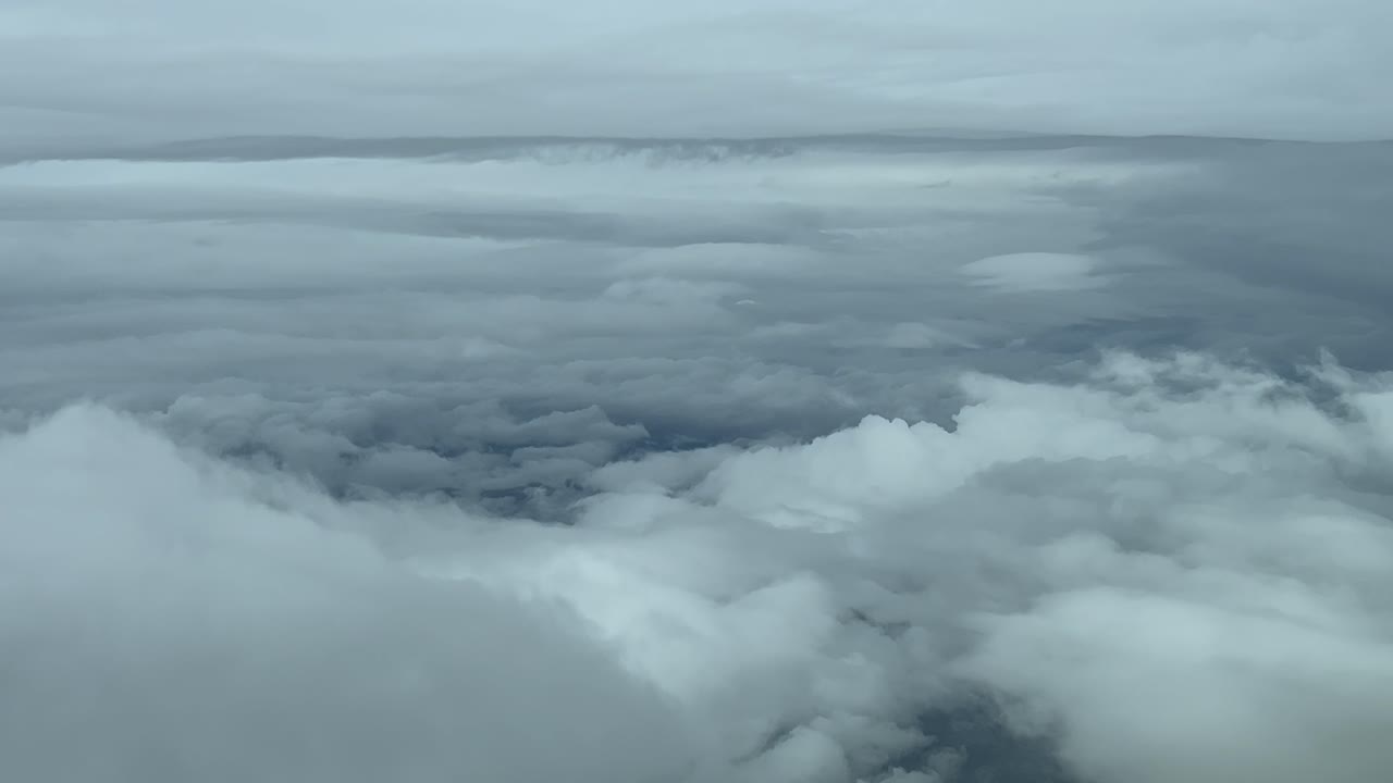 disparo aéreo inmersivo desde una cabina de un avión de un cielo tormentoso en un vuelo en tiempo real en un frío día de invierno