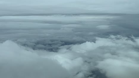 Toma-Aérea-Inmersiva-Desde-La-Cabina-De-Un-Avión-De-Un-Cielo-Tormentoso-En-Un-Vuelo-En-Tiempo-Real-En-Un-Frío-Día-De-Invierno