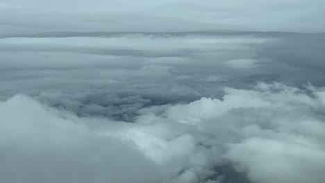 disparo aéreo inmersivo desde una cabina de un avión de un cielo tormentoso en un vuelo en tiempo real en un frío día de invierno