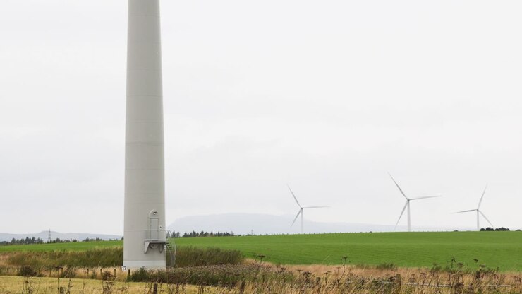 Vindmøller, der snurrer i et grønt felt