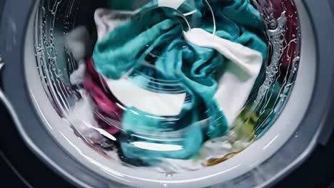 primer plano de una lavadora que teje ropa
