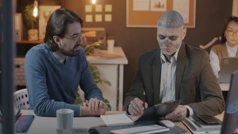 reunión de negocios en la oficina por la noche