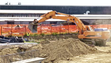 excavadora moviendo maquinaria de construcción para proyecto de vivienda