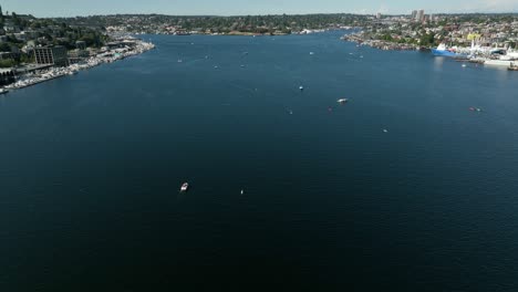 Luftaufnahme,-Die-Sich-Vom-Lake-Union-Nach-Oben-Neigt,-Um-Zahlreiche-Boote-Zu-Enthüllen,-Die-Auf-Dem-Wasser-Spielen