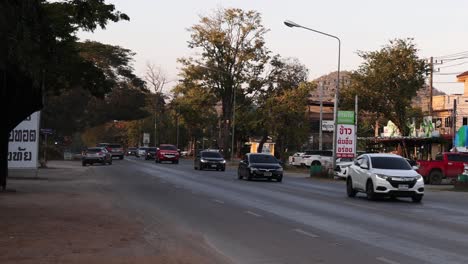 vehículos que se mueven a través de un bullicioso cruce de la ciudad