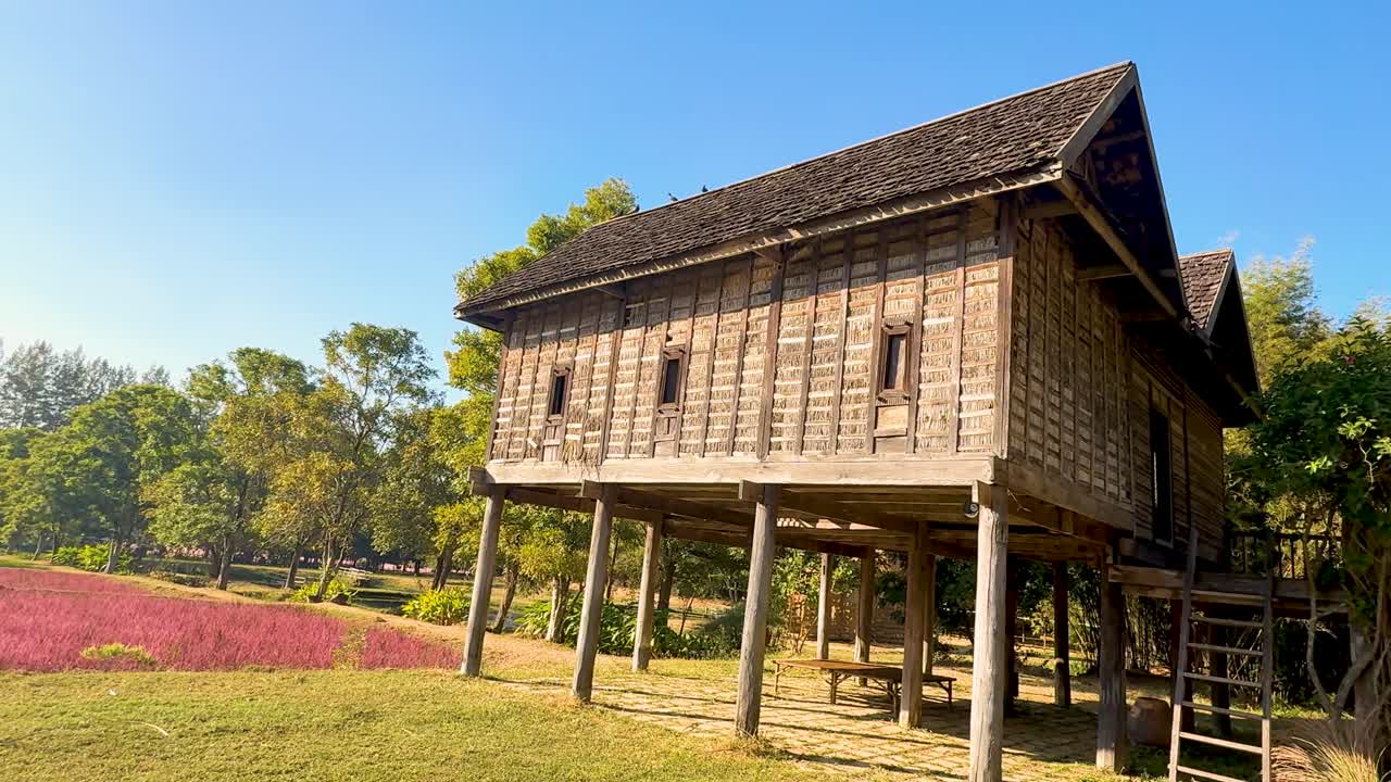 울창 한 초록색 과 꽃 가운데 있는 높은 나무 집