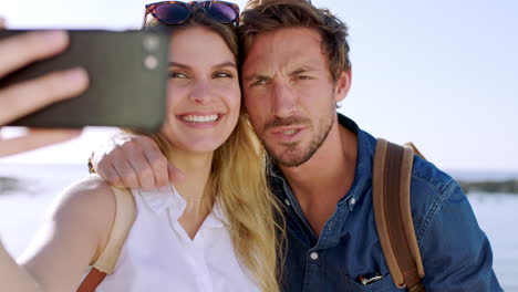 Pareja,-Cara-Graciosa-Y-Selfie-De-Teléfono