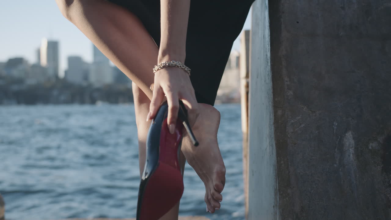 하이힐 신발을 벗고 여자 다리 클로즈업 샷