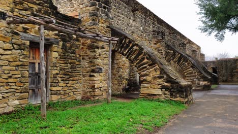 Blick-Aus-Der-Ersten-Person,-Der-An-Den-Toren-Einer-Alten-Festung-Bei-Der-Alten-Mission-Vorbeigeht