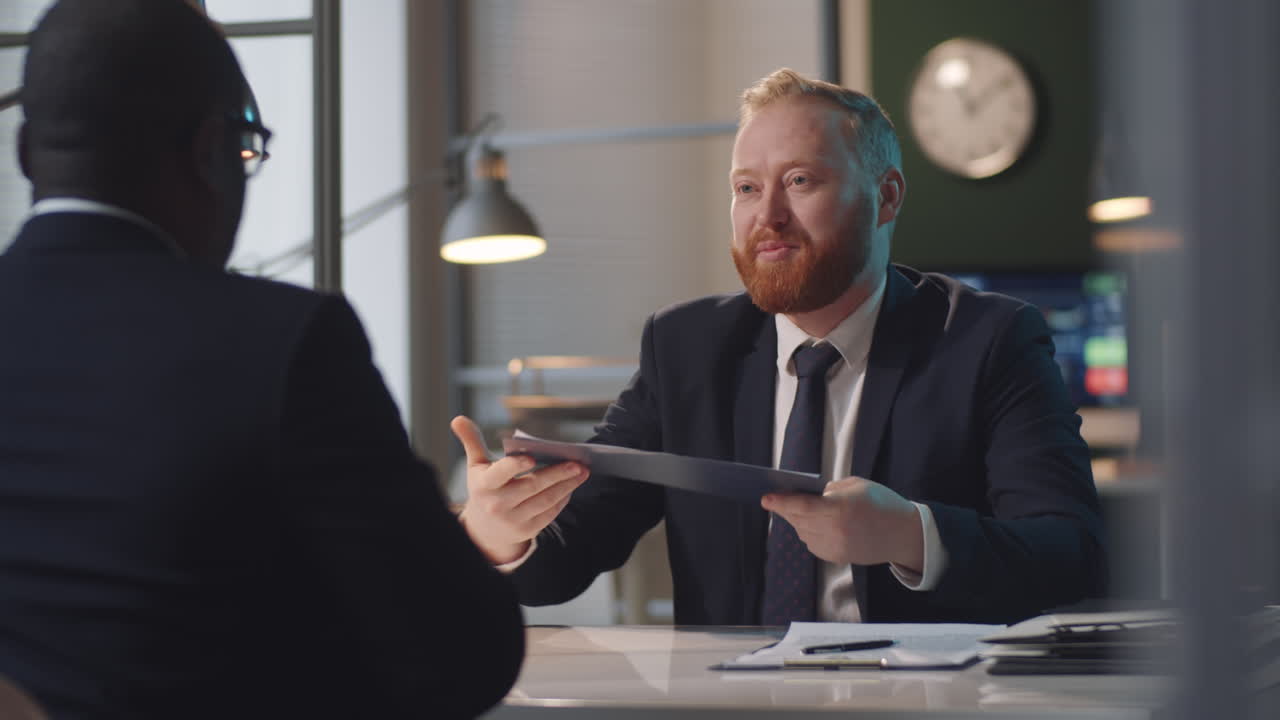 Forretningsmøde mellem to mænd
