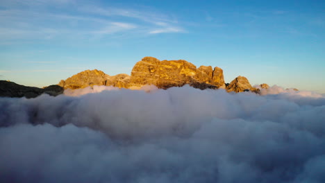 zuid-tirol tre cime gloeiend in zonsopgang luchtfoto stijgend uitzicht boven hemelse cloudscape omliggende bergen