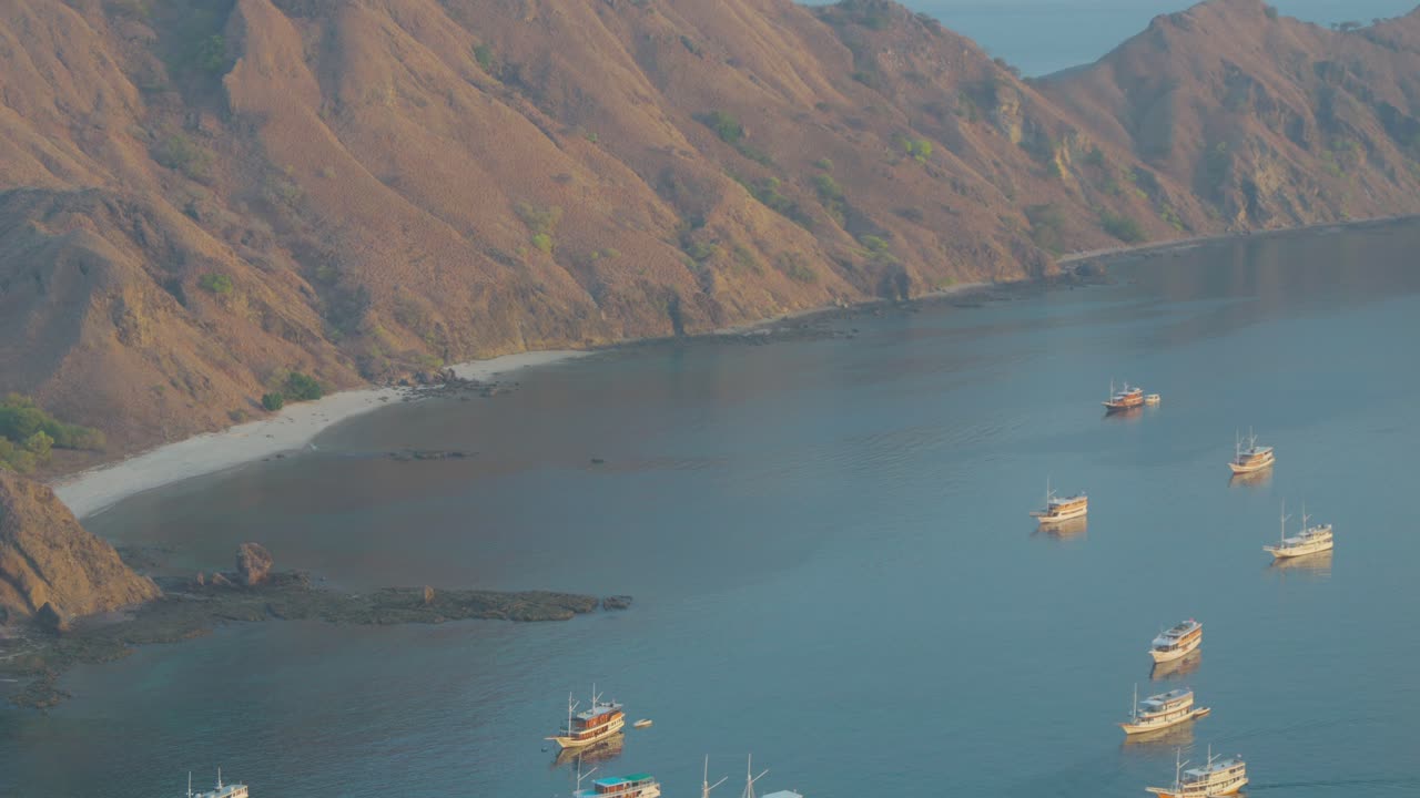 barcos anclados en la hermosa bahía de padar isla, archipiélago de komodo, indonesia