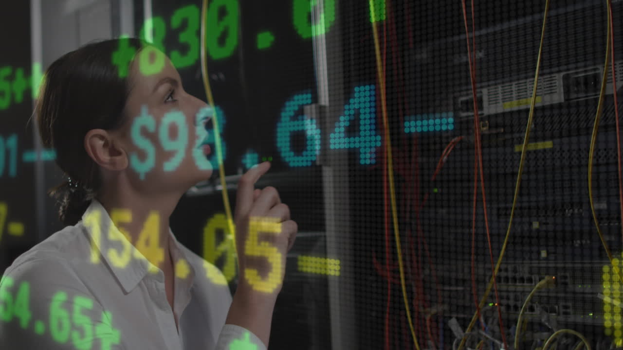 animación del procesamiento de datos sobre ingeniera informática caucásica que verifica los servidores de la computadora