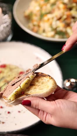 mujer comiendo sándwich de pate de hígado