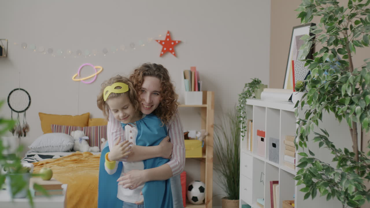 madre e hija jugando a ser superhéroes