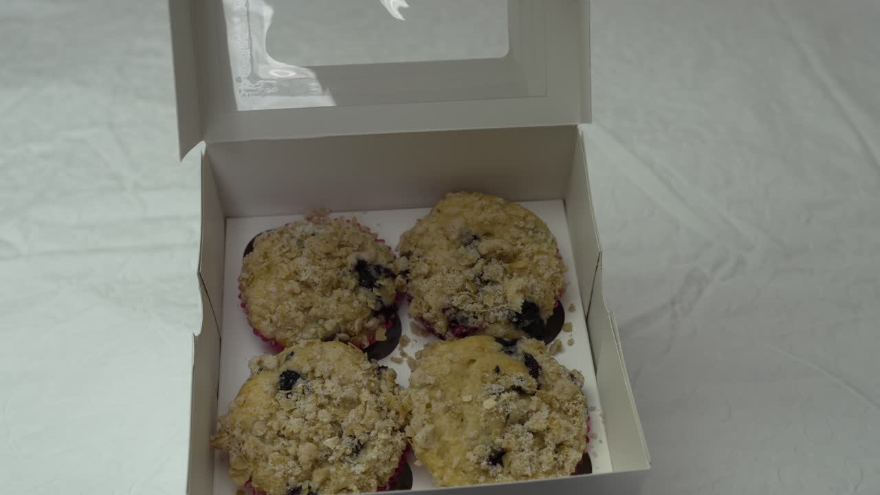 Muffin ai mirtilli in una scatola regalo - parallax lento