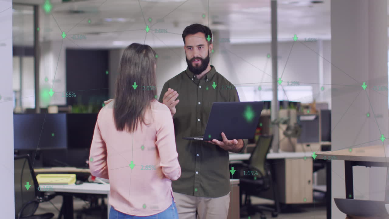 animación del procesamiento de datos sobre diversas personas de negocios en la oficina