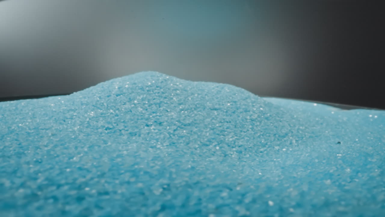 un montón disperso de arena azul claro estremecida por los terremotos