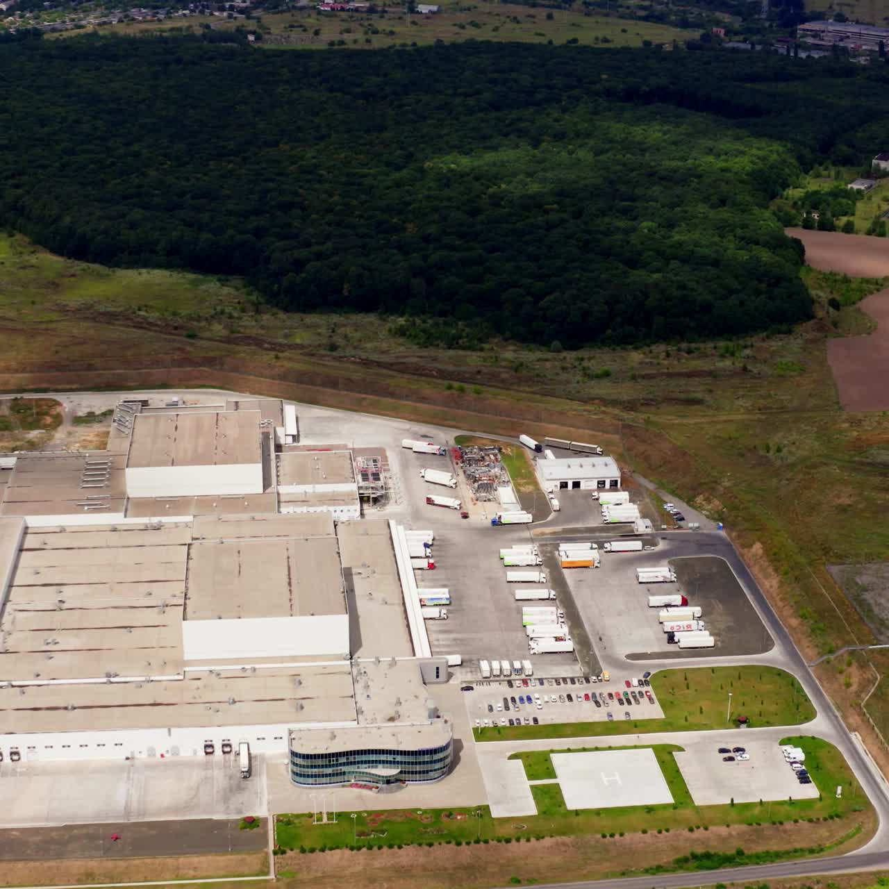 Un impianto agricolo nel mezzo di un vasto terreno agricolo. Un'impresa moderna per la produzione di vari prodotti zootecnici. Vista aerea