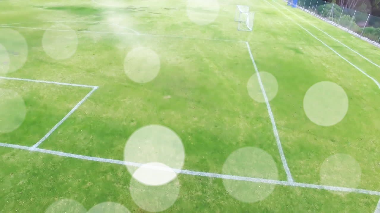 スタジアムで走っているさまざまな学童の上のライトスポットのアニメーション