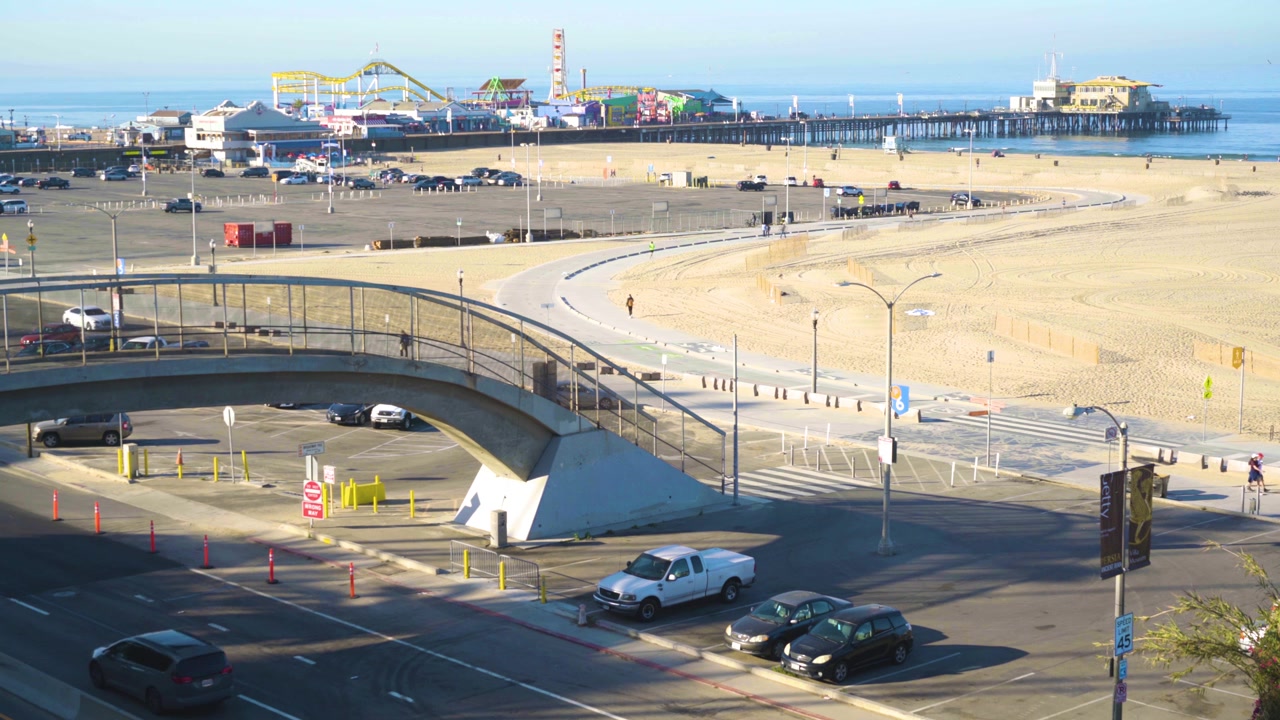 7 Uhr morgens: Totale des Santa Monica Pier mit Pacific Park im Hintergrund