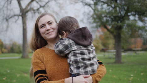 Mom-and-son-are-walking-in-the-autumn-park