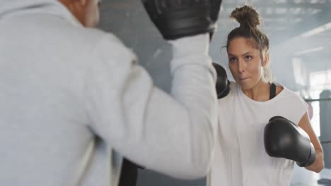 video de una mujer y un hombre en forma de boxeo en el gimnasio