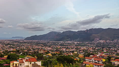 Zeitraffer-Der-Sizilianischen-Landschaft,-Küstenstadt-Umgeben-Von-Bergen-In-Italien,-Bewölkter-Tag