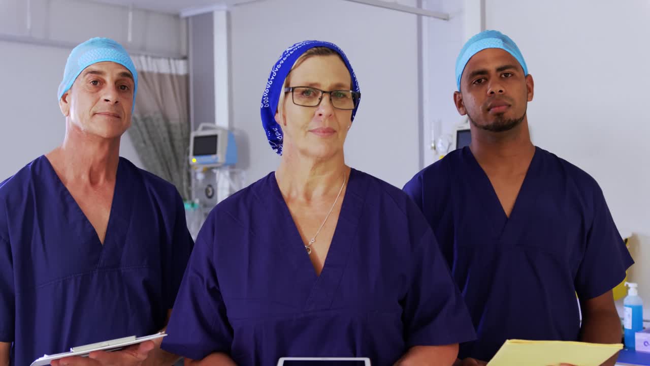 médicos de pie en la sala en el hospital 4k