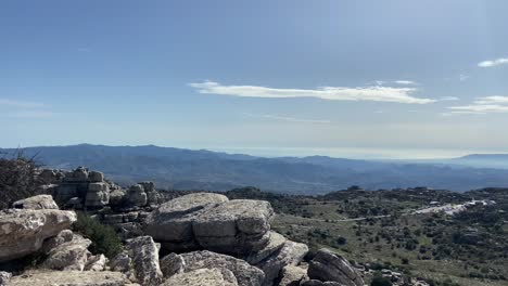 Kurze-Tour-Durch-Ein-Bergiges-Gebiet-Mit-Felsigen-Pfaden-Durch-Die-Karstlandschaft-In-El-Torcal-De-Antequera,-Spanien