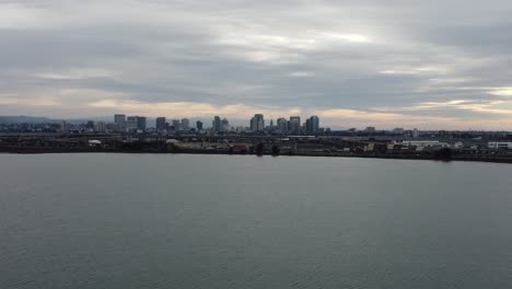 vista del centro de la ciudad de oakland, california.