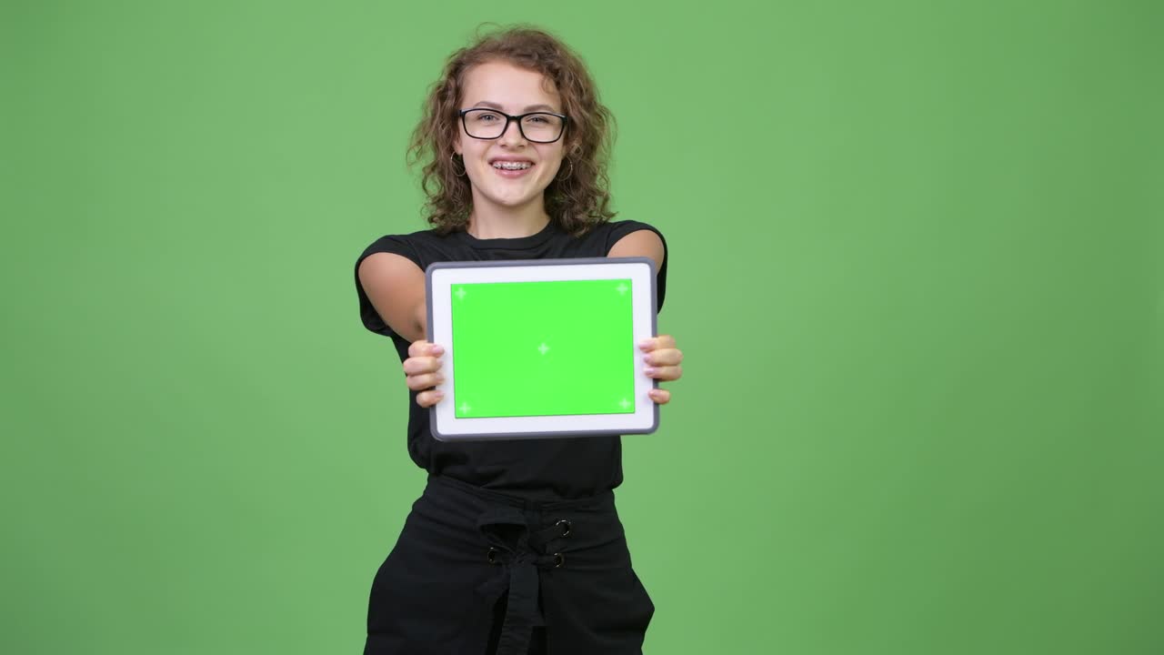 feliz joven hermosa mujer nerd mostrando tableta digital