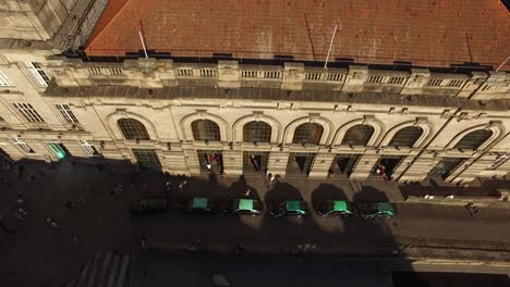 Taxis-Im-Bahnhof-Von-São-Bento-Stadt-Porto,-Portugal-Draufsicht