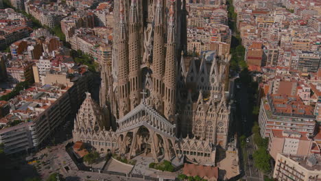 Sagrada-Familia-Luftbahn-Straßenebene-4k